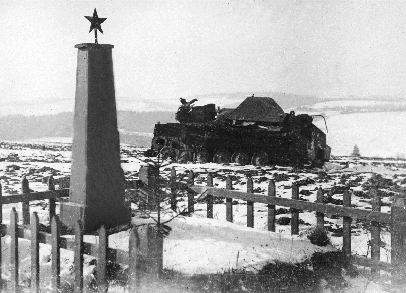 Hrob rudoarmejců. Symbolický snímek z archivu Dušana Pály. Hrob rudoarmejců. Symbolický snímek z archivu Dušana Pály.